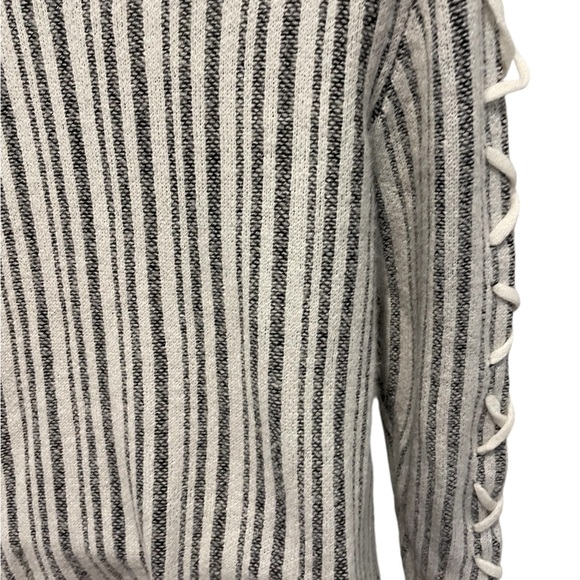 ROCK & REPUBLIC Women’s Striped Long Sleeve Sweater Size Medium - Picture 12 of 15